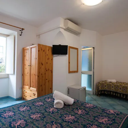 Macri 2* ايسكيا